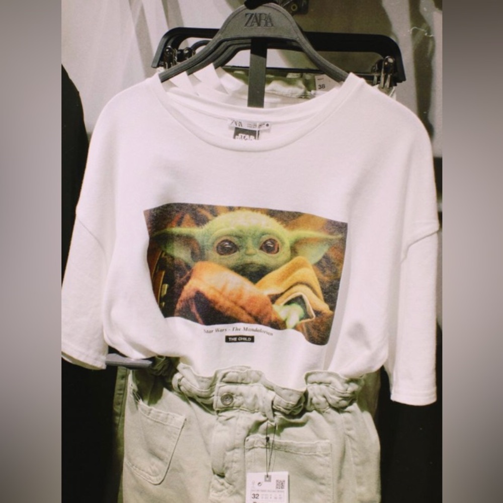 Zara THE CHILD The MANDALORIAN T-shirt in size SMALL. EUC. Baby Yoda.